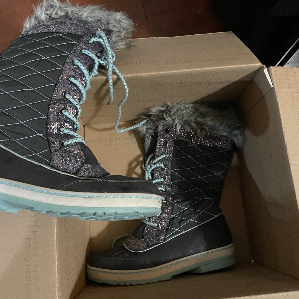Women's Fur-Lined Winter Boots - Black and Gray